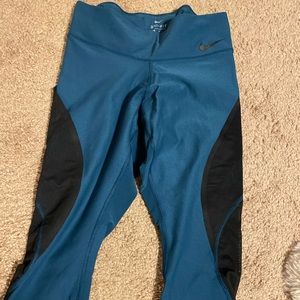 Nike Capri cut leggings sz Med